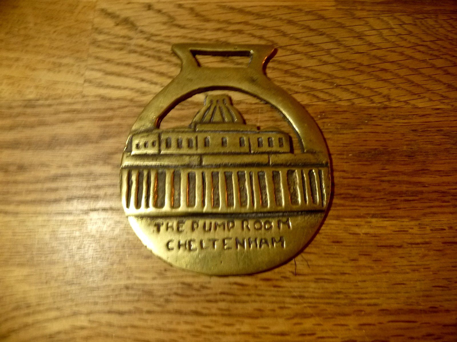 Medaillen: The Pump Room Cheltenham Emblem Messing – Gebraucht aus Hochfelden von swissice