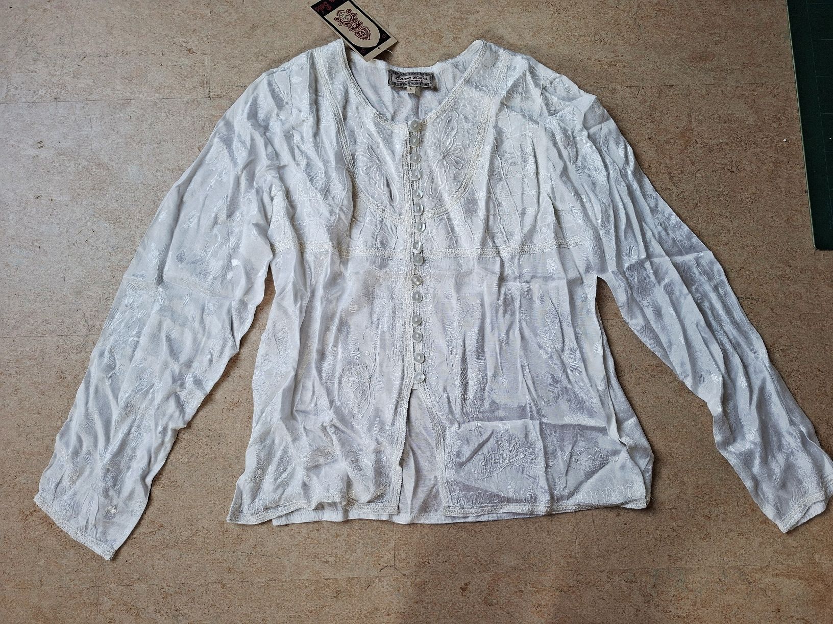 Boom Baba Blusen: Langarmbluse weiss Grösse (M)L Boom Baba Viscose, mit Samt  – Neu (gemäss Beschreibung) aus Klingnau von vollmond36 4