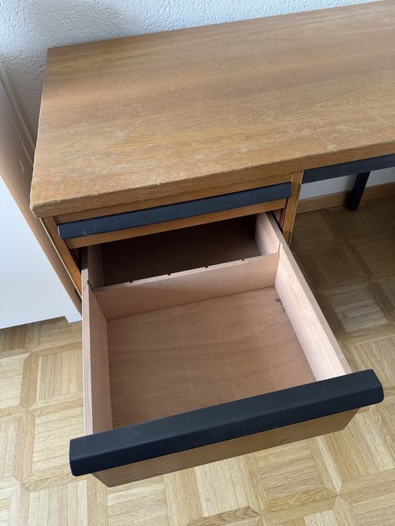 Scrivanie: Vintage Holz Schreibtisch mit Schubladen – Usato da Aarburg venduto da Spiderandman 3