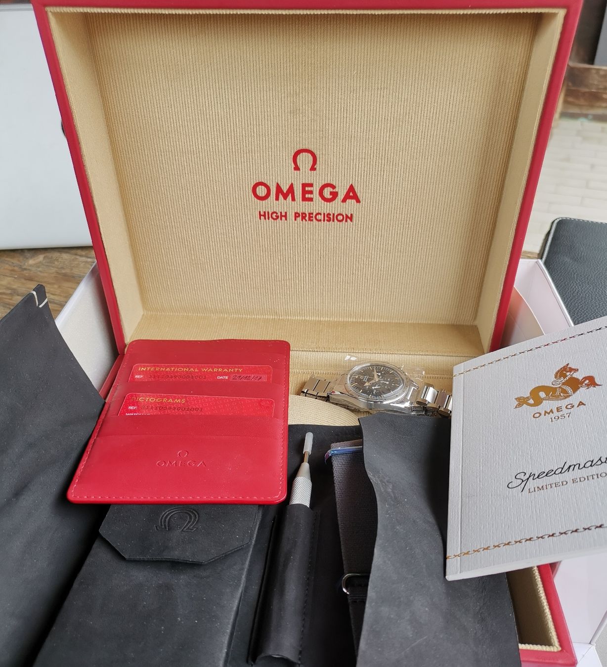 Omega Orologi: Omega Speedmaster 60th  " 1957 " – Nuovo e nell'imballaggio originale da Farvagny-le-Grand venduto da CollectibleWatches 2