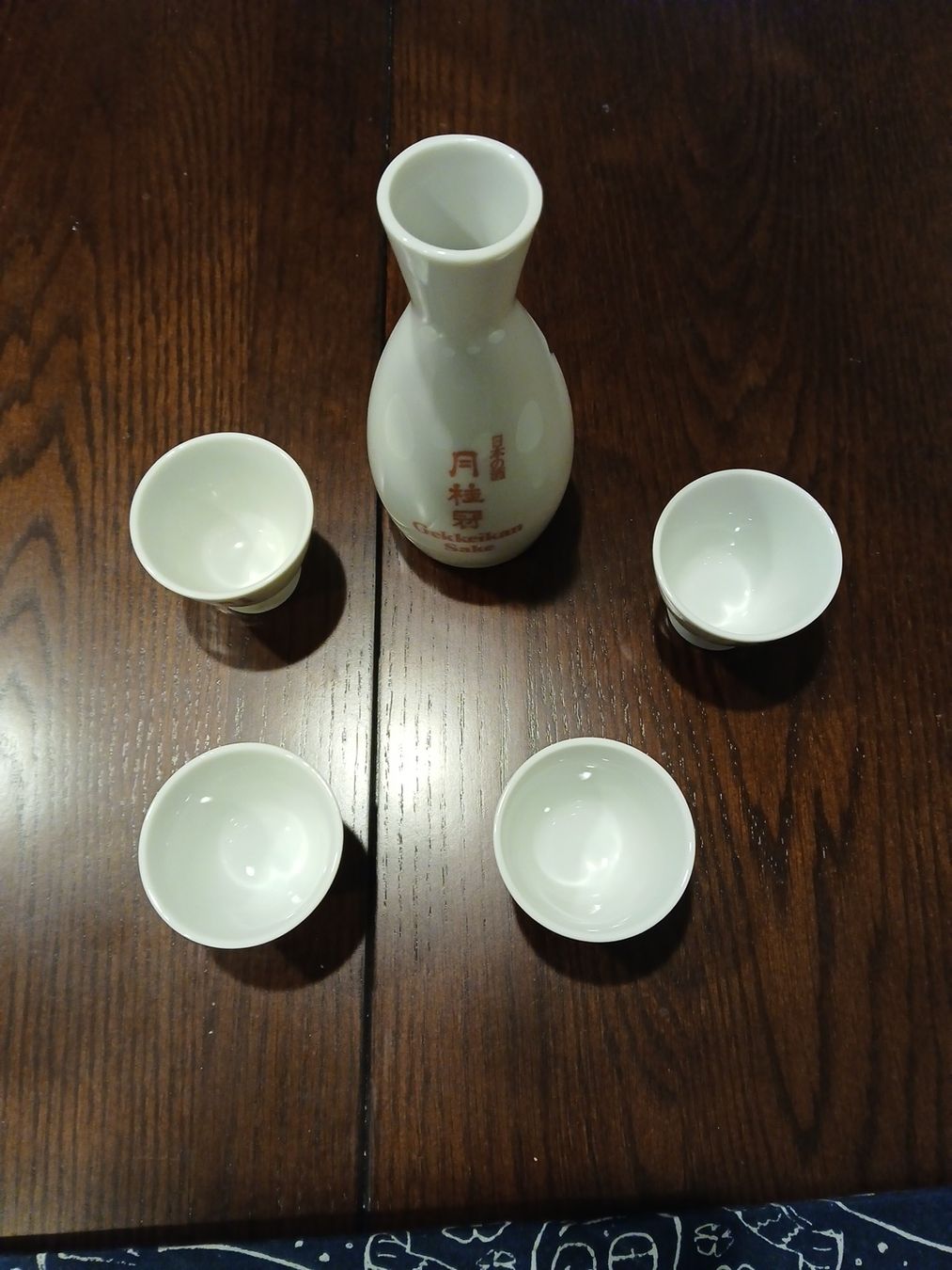 Set di piatti: Sake Set Gekkeikan 1 Carafe 4 Cups white blue pattern – Usato da Dübendorf venduto da LoRi-2026 2