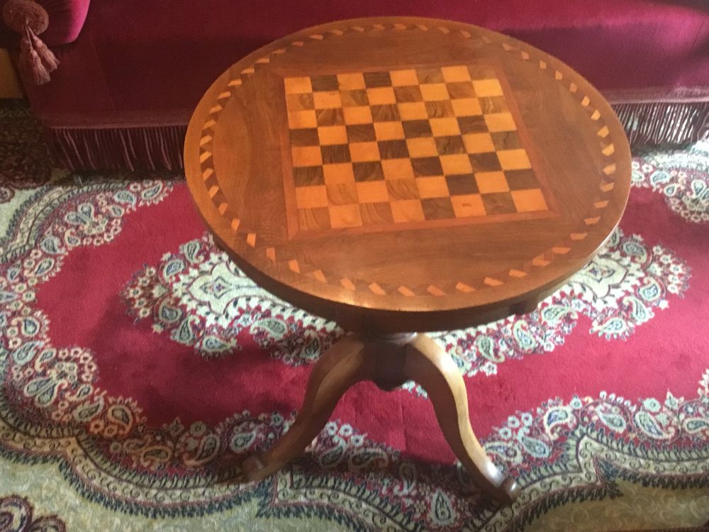 Table d'échecs deux tiroirs avec les pions des échecs (Gebraucht) in ...