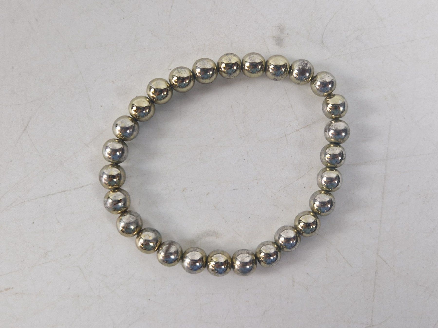 Bracciali & Braccialetti: Armband aus runden Kunststoffperlen – Usato da Muhen venduto da Restwert_Muhen
