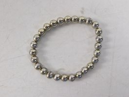 Armband aus runden Kunststoffperlen