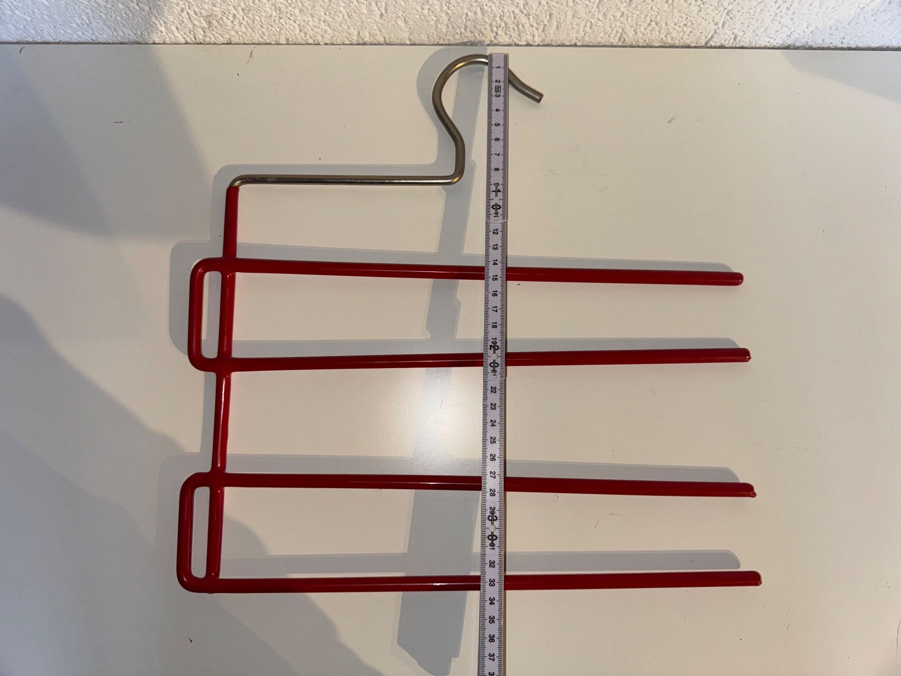 Kleiderbügel: 2 rote Hosenkleiderbügel – Gebraucht aus Grosswangen von Second_hand_paradise 2