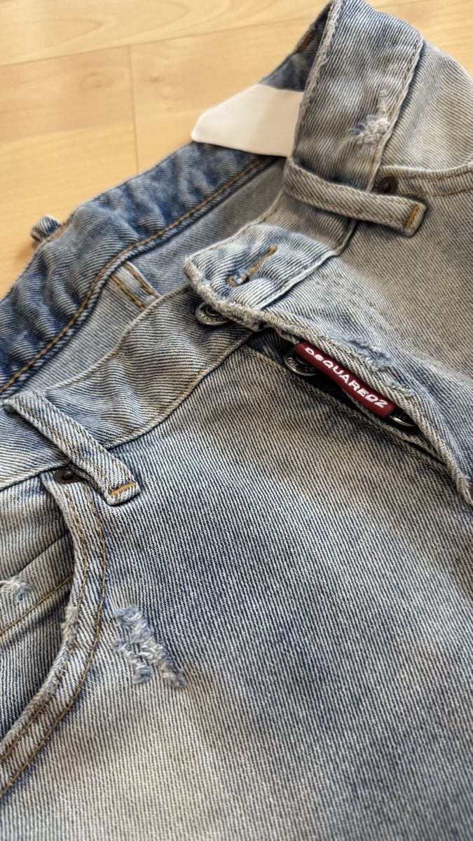 Dsquared2 Jeans: Dsquared2 Jeans, Size 34, Light Wash, Distressed Denim – Nuovo (secondo la descrizione) da Zürich venduto da ele_5wrd 1