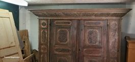 Antiker bemalter Schrank mit Tablaren 2 türig