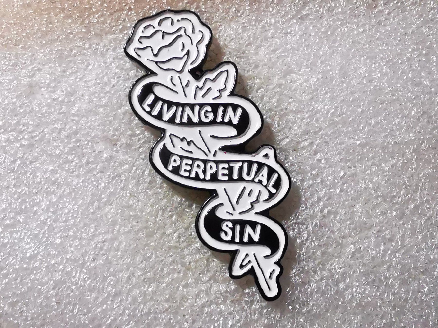 Plaquettes & Badges: Ansteckpin 16: Living in Perpentual Sin – D'occasion à Oppligen par Pin-Fall-Shop