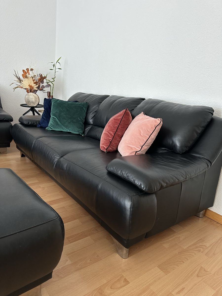 Conforama Divani: Conforama 2 Schwarze Sofas mit Hocker – Sehr gepflegt – Usato da Kleindöttingen venduto da car_wrp7 2