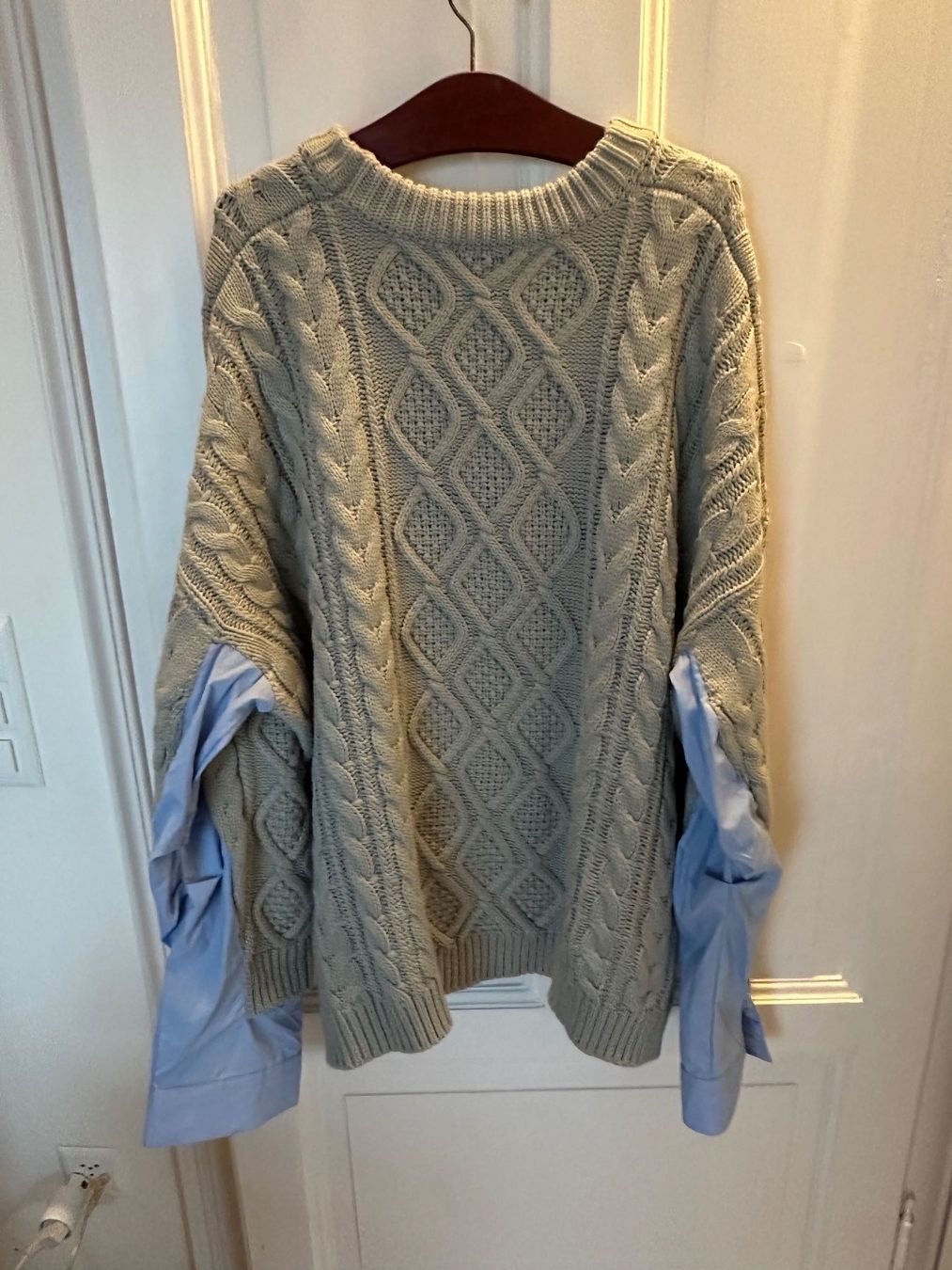 Maglioni & Felpe: Lioness oversize Pullover mit eingearbeitetem Hemdsärmel, M – Usato da Castagnola venduto da petrkars11 2