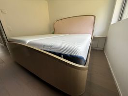 Lit Tempur-Pedic avec tête de lit tissu