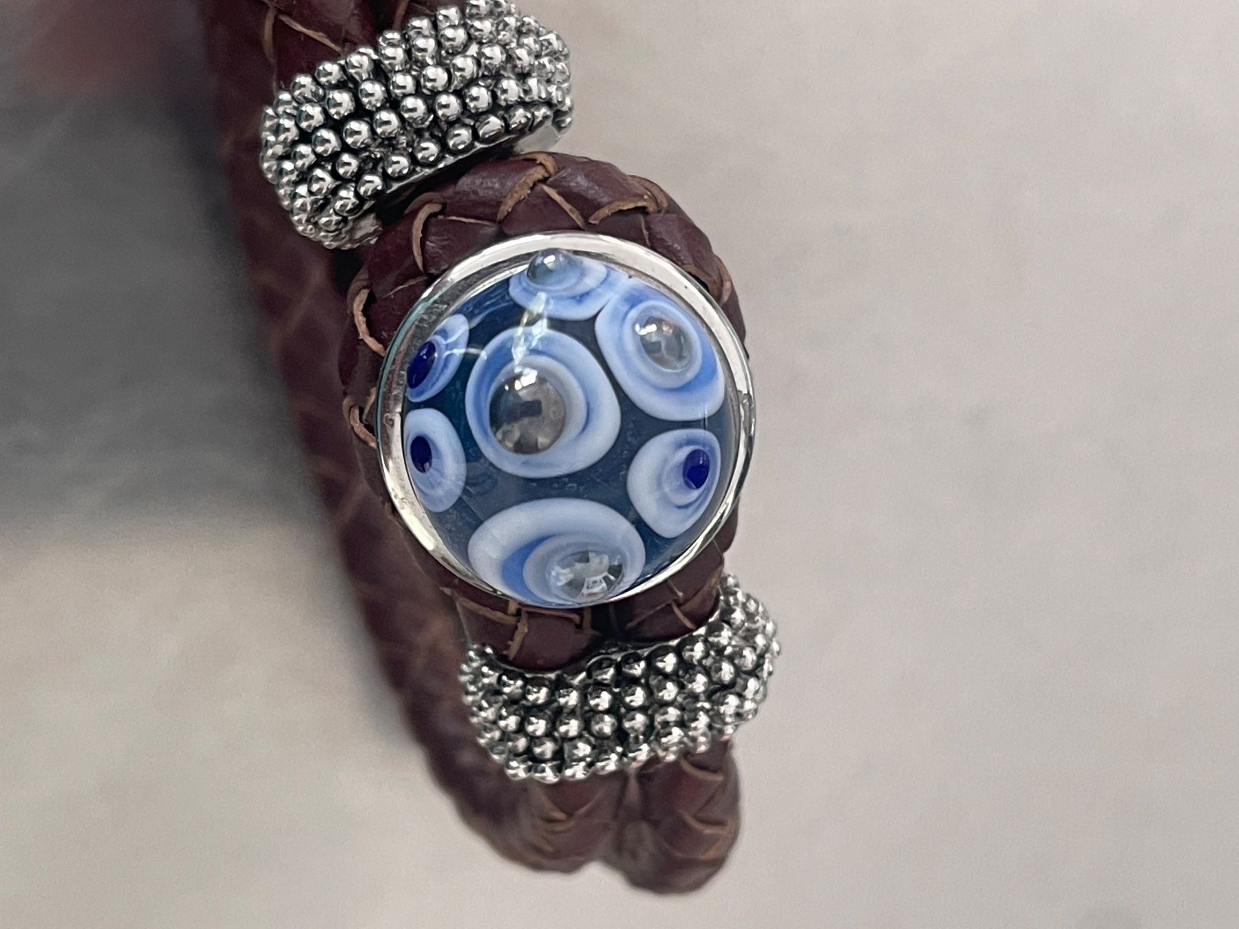 Bracciali & Braccialetti: wunderschönes Armband aus Leder und mit einer Glasperle – Usato da Trin venduto da Plusminus2 6