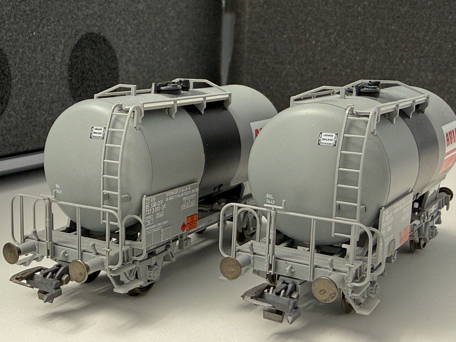 Piko Modellini di ferrovie: Roco 44086 2er Set SBB Kesselwagen AVIA  / DC HO – Usato da Jonschwil venduto da sutfra12