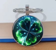 Schlüsselanhänger Glücksklee mit grünem Faux-Gemstone-Design