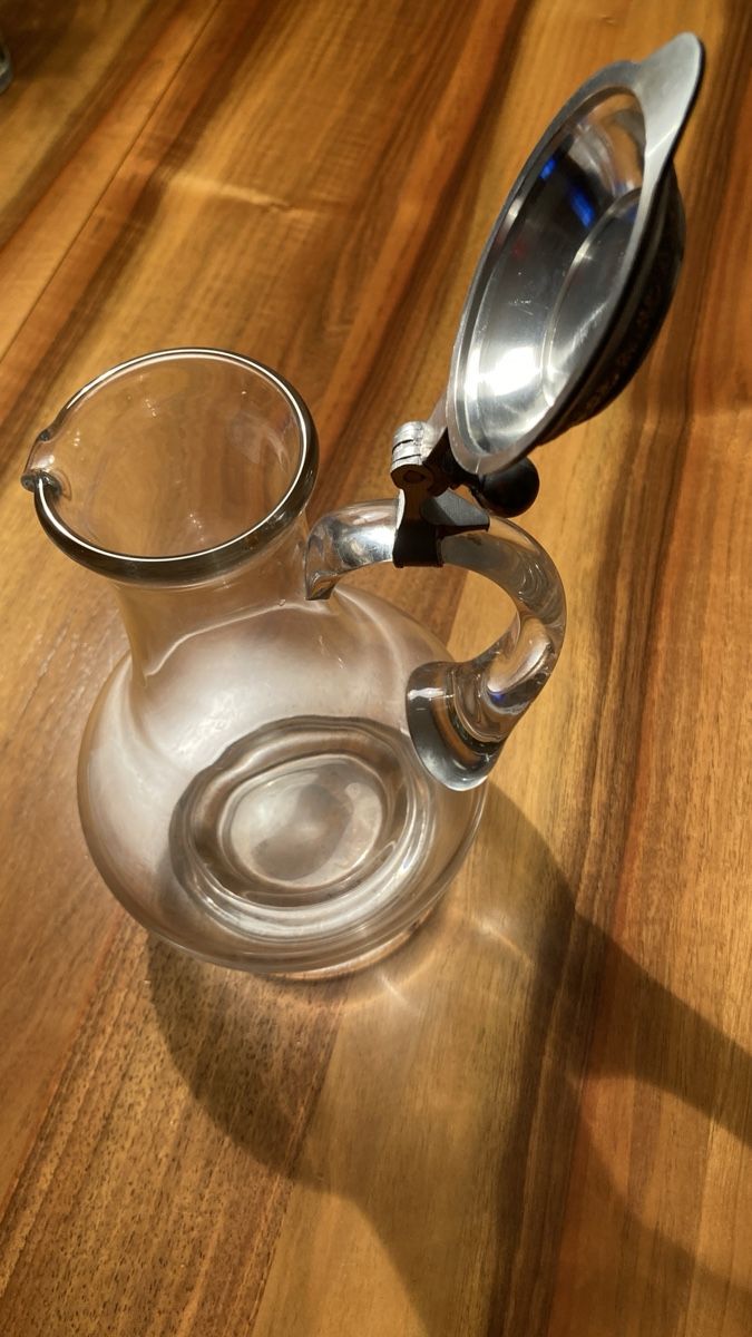 Caraffe: Weinkaraffe aus Glas mit Zinndeckel, neu. – Nuovo (secondo la descrizione) da Reinach BL venduto da santrian