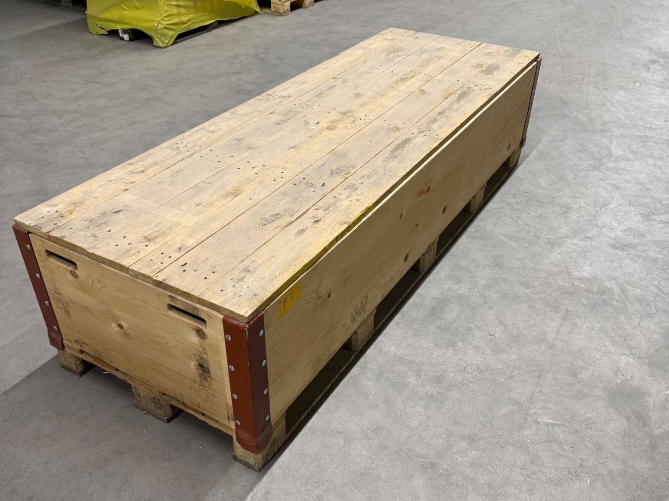 Palettes: Grosse Holzpalette mit Rahmen und Deckel – D'occasion à Liestal par T-Bazar