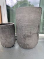 Set:2 graue Blumentöpfe für Haus & Garten.