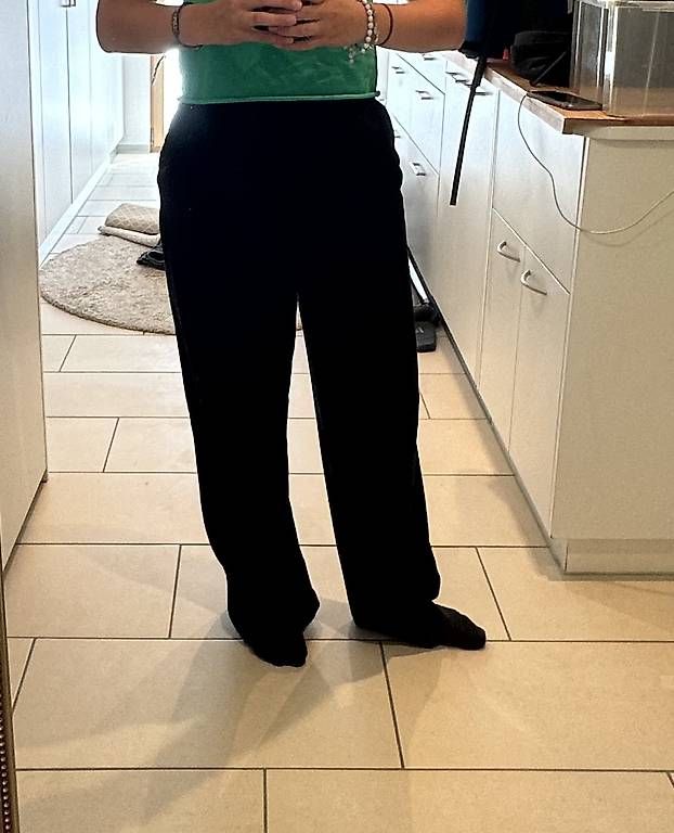 Pantaloni: Schwarze Anzugshose, Grösse 34  – Usato da Kehrsatz venduto da aik_w2jm