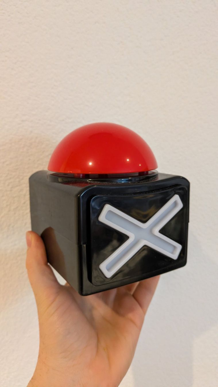 Jeux: Buzzer-Knopf 4 Stk. – D'occasion à Reidermoos par ManuelaWidmer