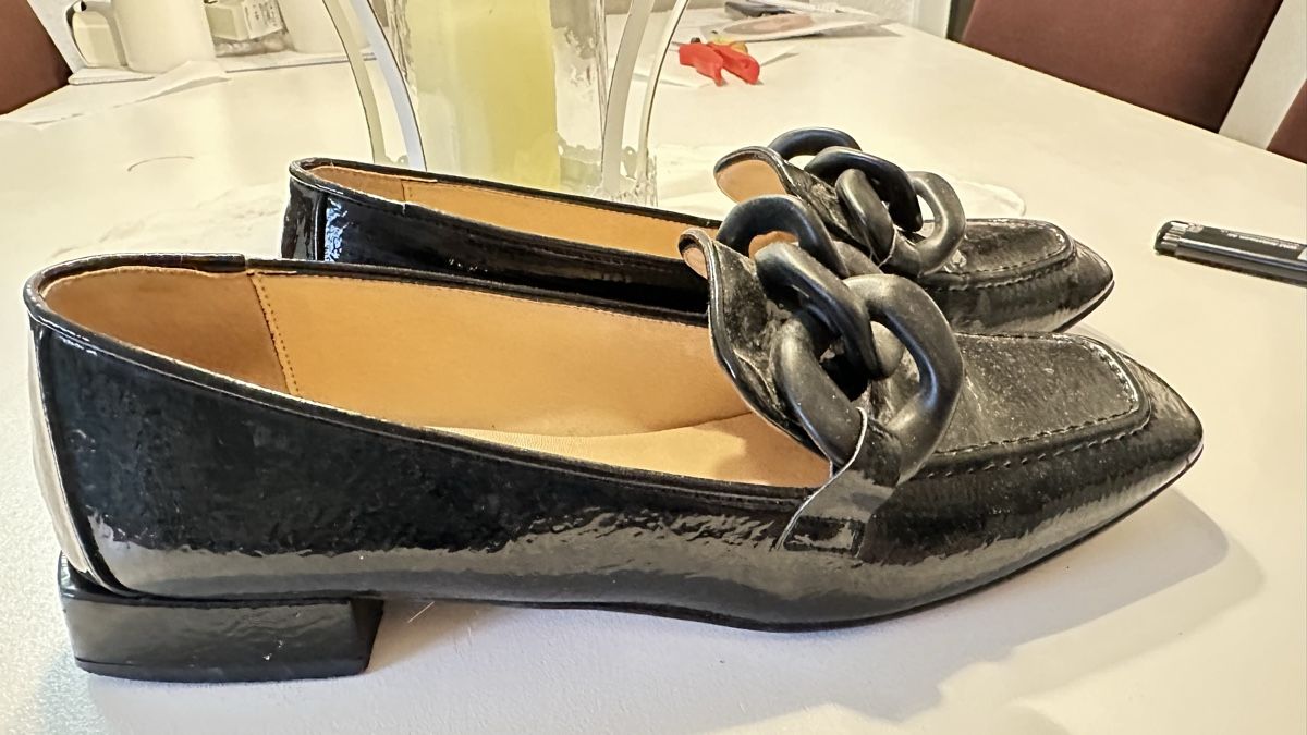 Scarpe da donna: Lack-Loafer mit Kette, Schwarz, Grösse 40 – Nuovo (secondo la descrizione) da Luzern venduto da Seyla_11 1