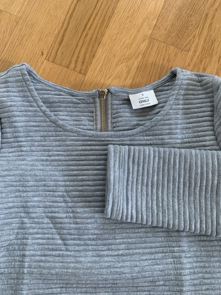 Only Top: ONLY Top, hellgrau, Grösse S, Reissverschluss Detail – Nuovo (secondo la descrizione) da Höri venduto da outsells 1