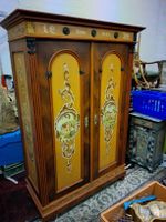 Bauernschrank Holz bemalt Anno 1953 mit Verzierungen
