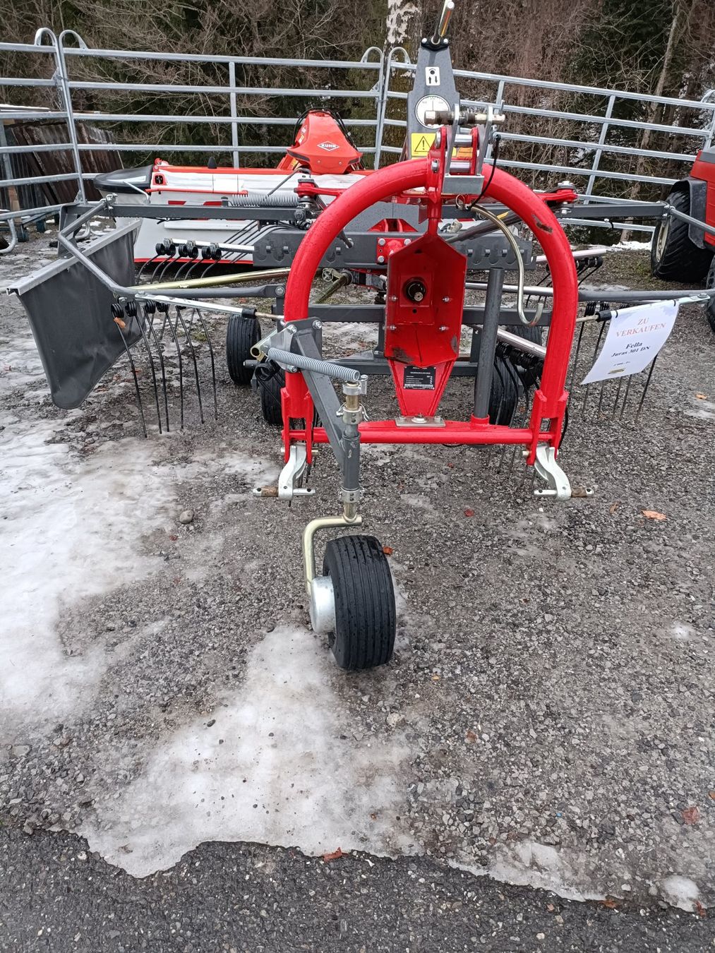Raccolta foraggio grezzo: Fella Kreiselschwader TS301 DN – Usato da Homberg b. Thun venduto da landmaschinen