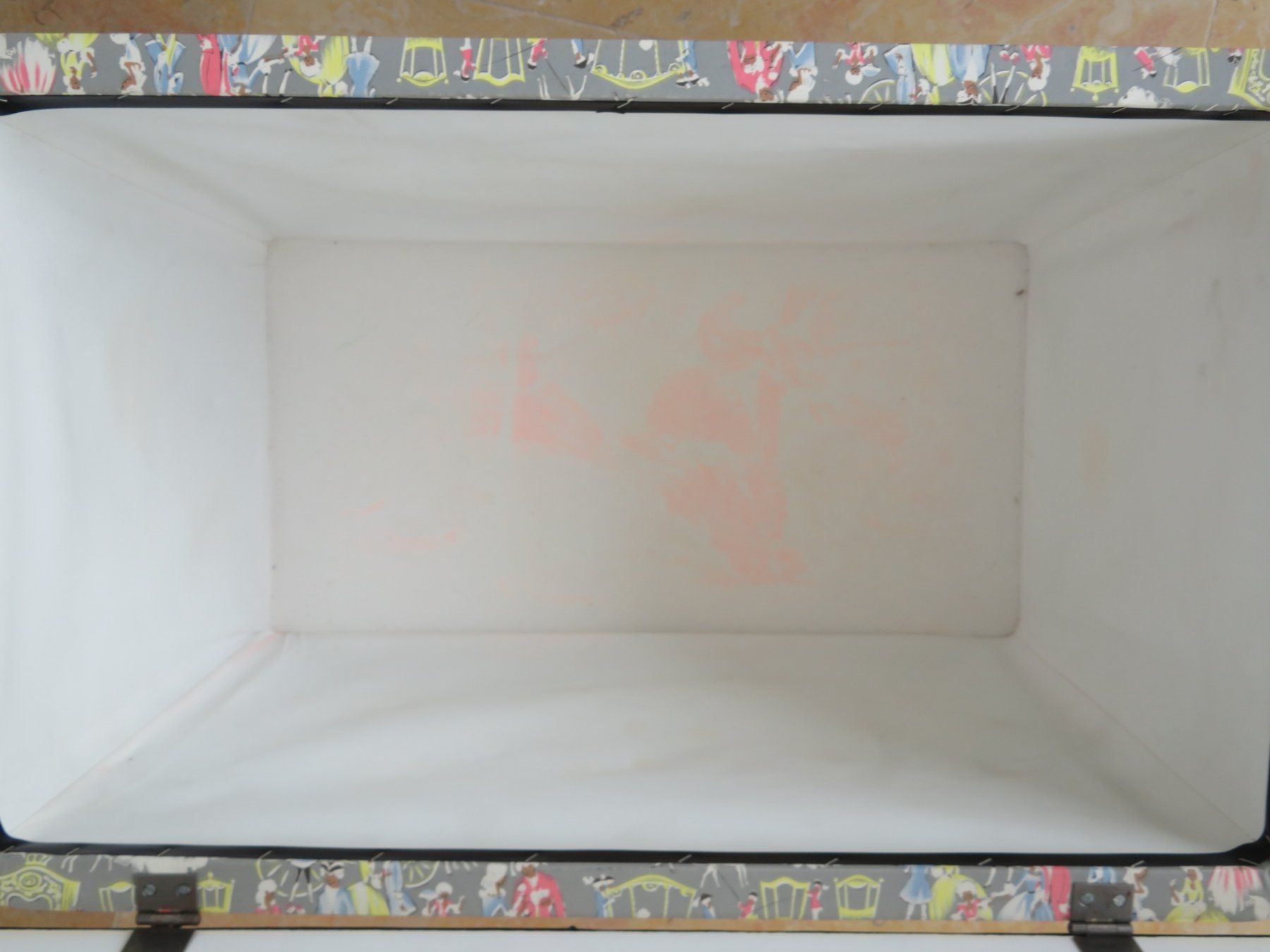 Cassapanche: Vintage Truhe mit dekorativem Muster – Usato da Reinach BL venduto da WBZ-Flohmarkt 6