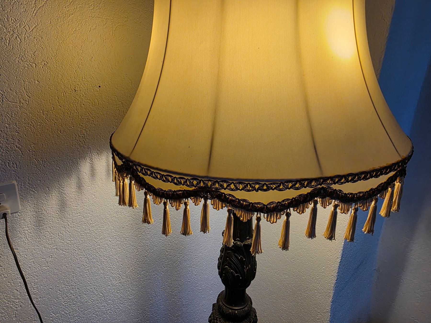 Lampes: robuste antike Ständerlampe Leuchte Schirm Stehlampe Lampe – D'occasion à Walterswil BE par Lonitti 6