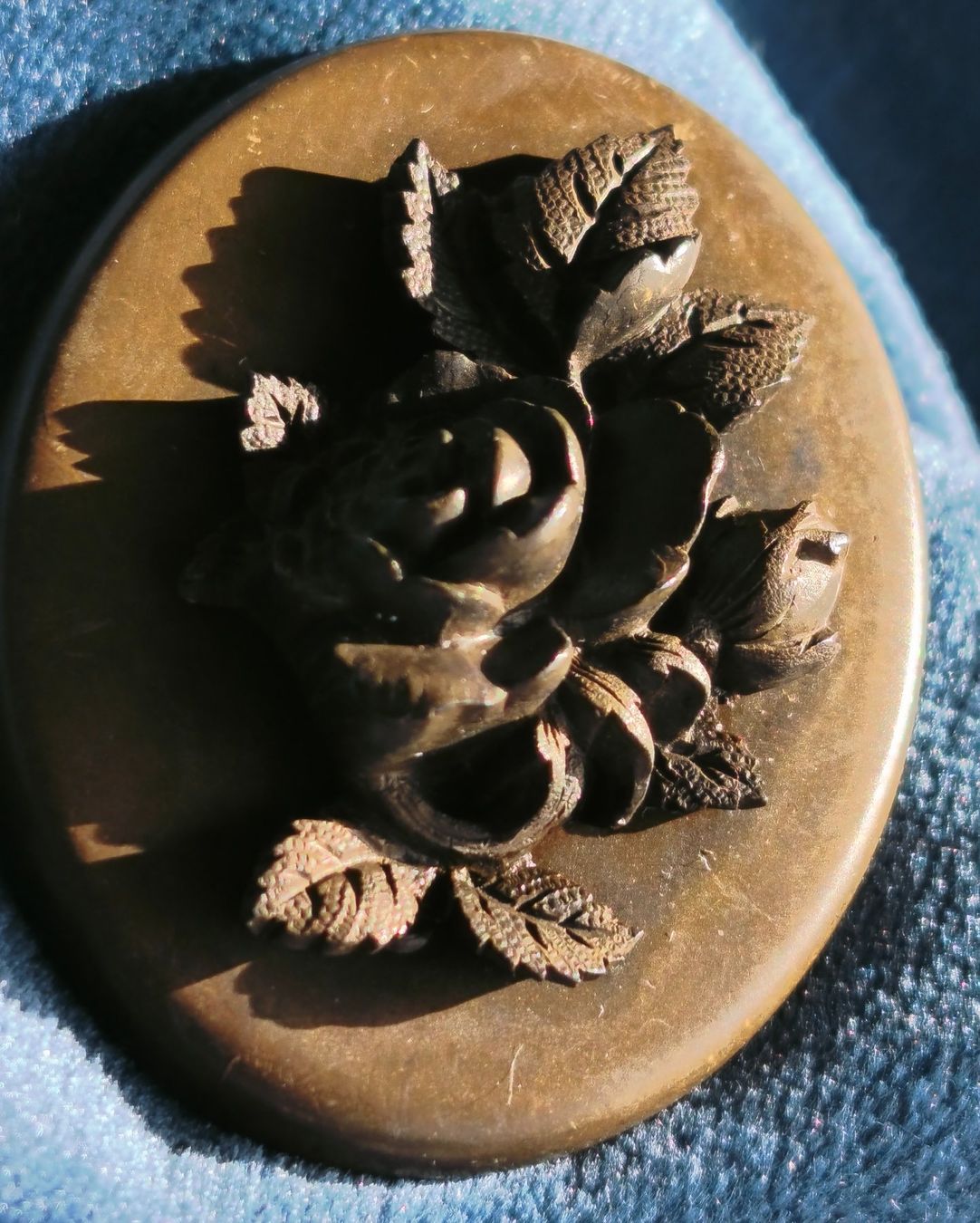 Broschen & Nadeln: Vintage Brosche mit Rosenmuster, aus Bakelit oder Catalin – Gebraucht aus Zürich von Tanteemma369 3