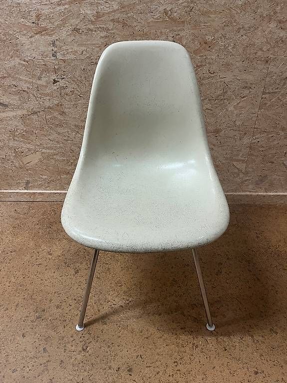 Herman Miller Sedie: Original Eames Side Chair – Usato da Oberhelfenschwil venduto da neoneoneo 1