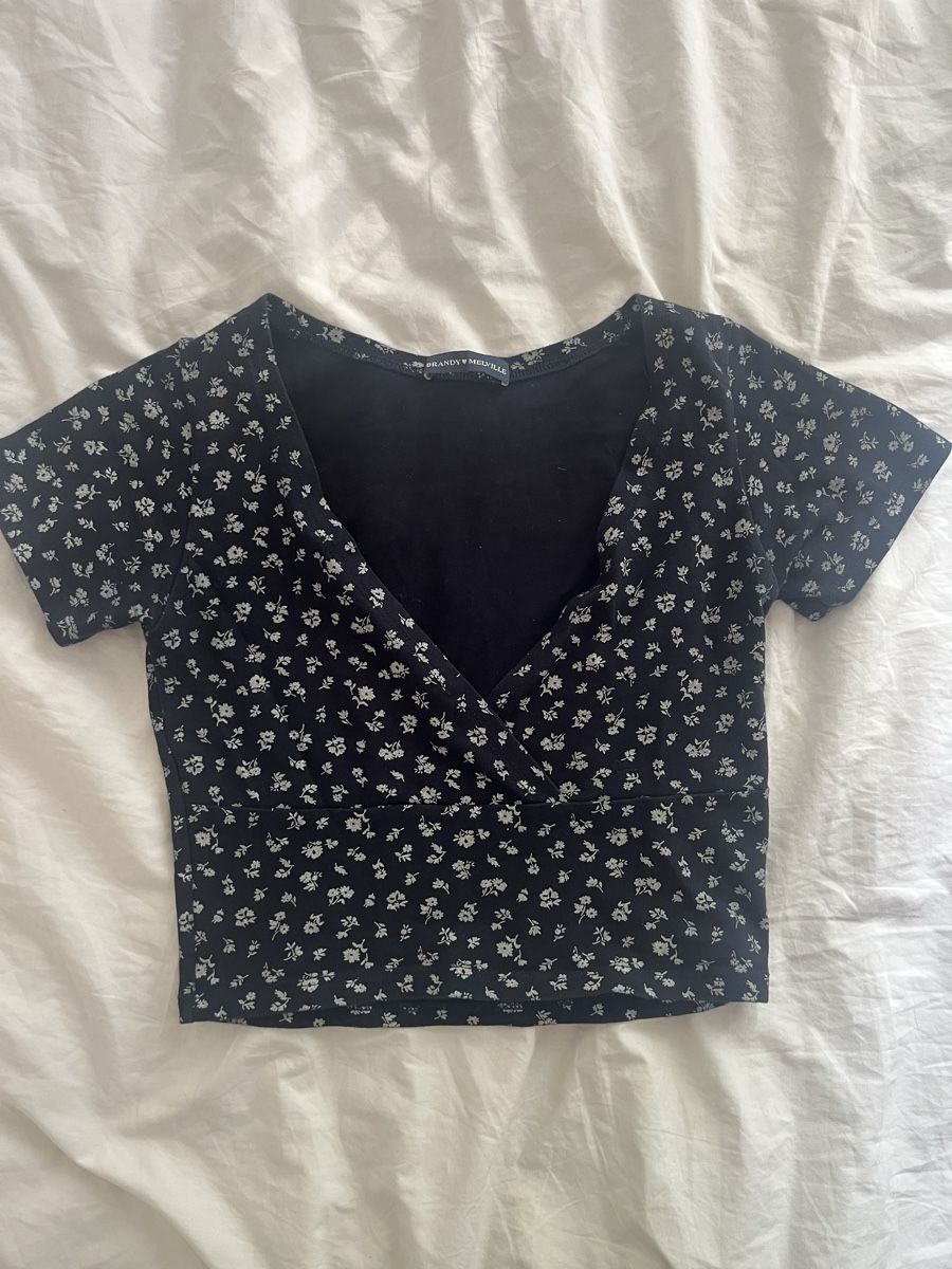 Brandy Melville T-Shirts: Haut Brandy Melville à fleurs – Gebraucht aus Biel/Bienne von Car_Schuss