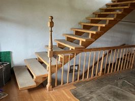 Aufgesattelte Treppe in Esche massiv