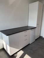 Küchenzeile mit Vorratsschrank und Kühlschrank (wie neu)