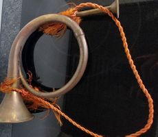 Blechhorn mit Schnur, Dekoration