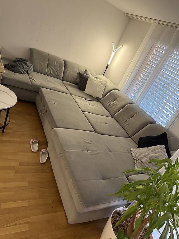 Divani: Großes U-Sofa in Hellgrau mit Schlaffunktion  CHF 1600. – Usato da Wünnewil venduto da ama_t2fv