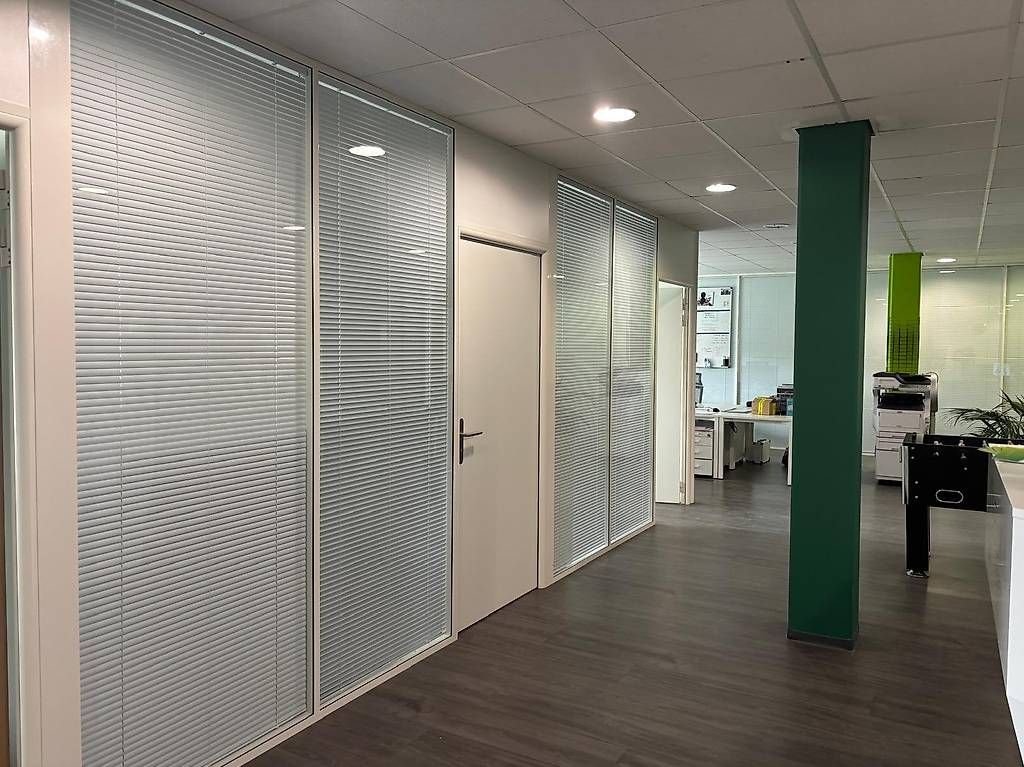 Scrivanie: Parois vitrées de bureau avec stores intégrés modulables – Usato da Marin-Epagnier venduto da ThomasFlury 1