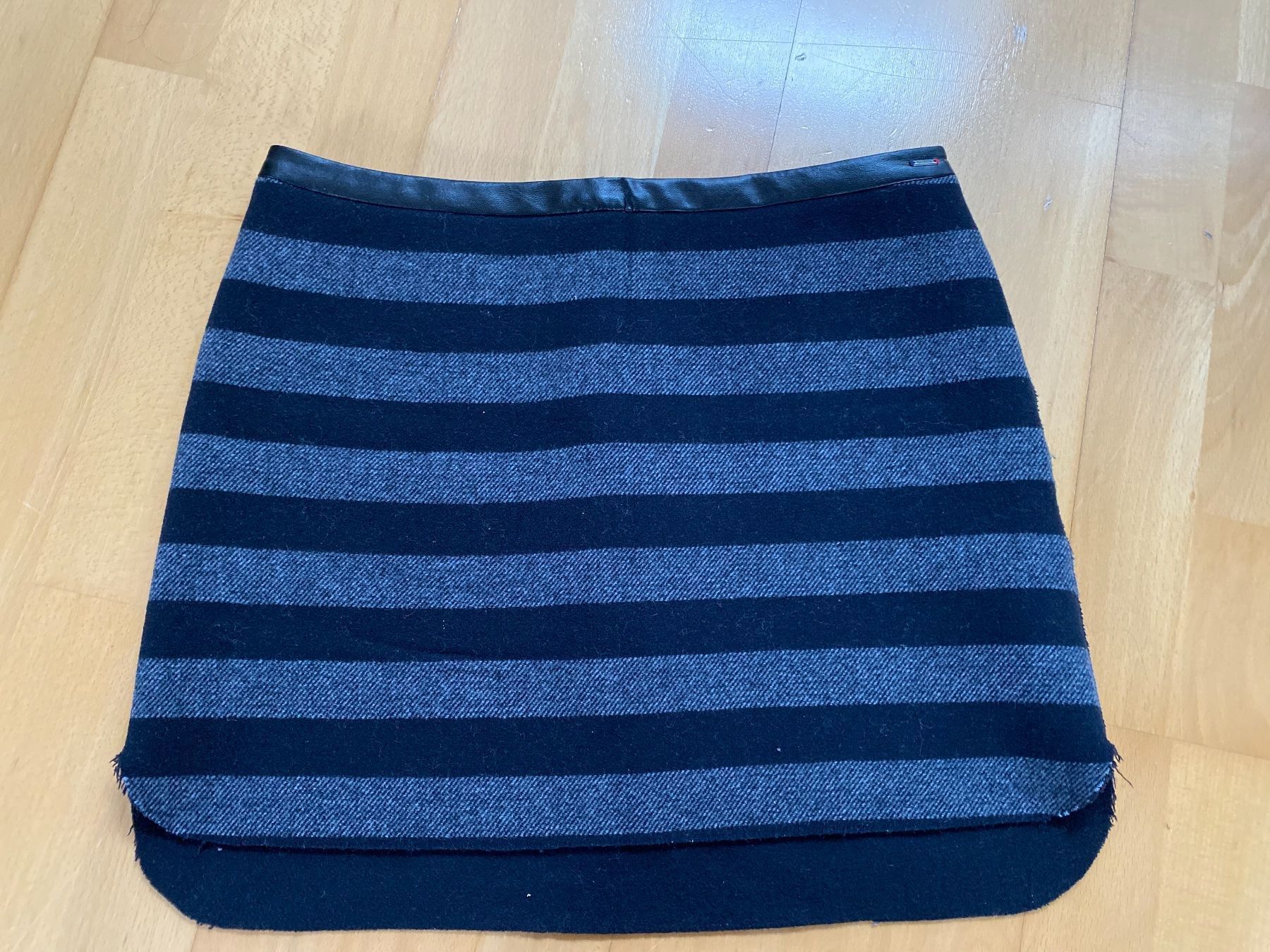Tommy Hilfiger Röcke: Jupe Tommy Hilfiger taille S NEUVE – Neu (gemäss Beschreibung) aus Treyvaux von MLRL 1