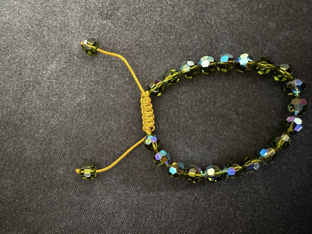 Armbänder & -reifen: Armband mit grünen Kristallen – Gebraucht aus Zürich von sgy_yv62