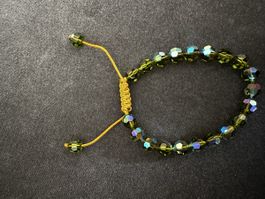 Armband mit grünen Kristallen