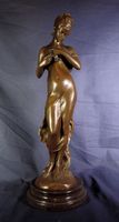 Signierte Jugendstil Bronzefigur, Dame mit Taube