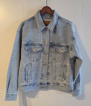 Levis Jeansjacke mit Glitzersteinen (Grösse M) - WIE NEU