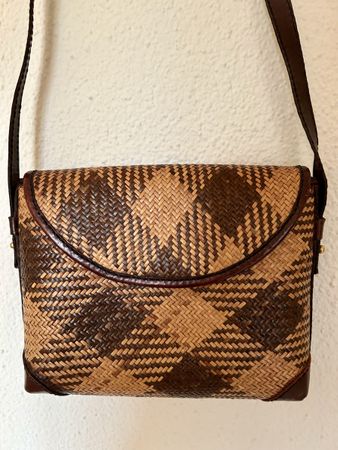 Schöne, geflochtene Tasche aus Rattan und Leder