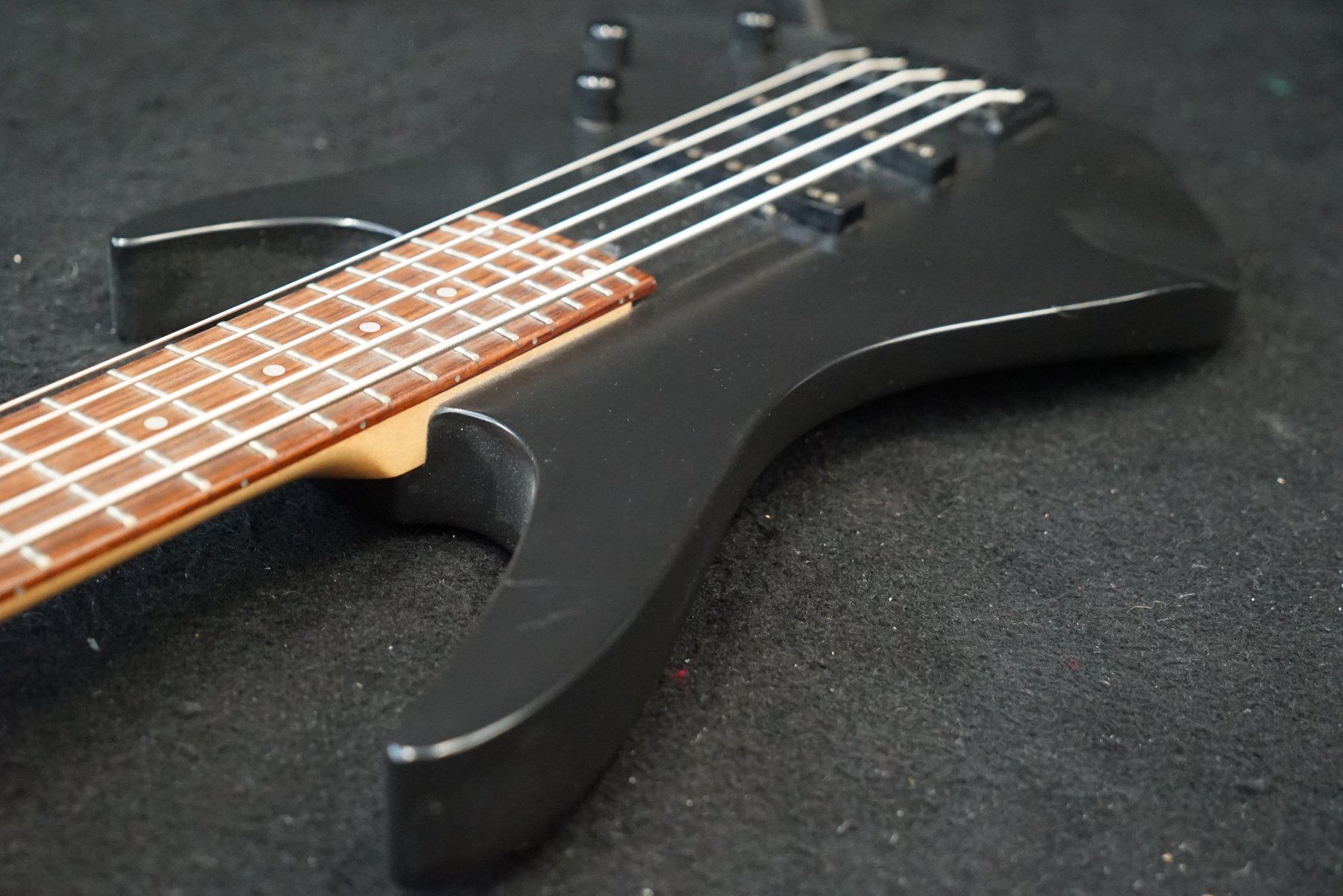 Musikinstrumente: ESH Hero 5 String Bass schwarz mit Bag – Gebraucht aus Ortschwaben von Musictrade 4