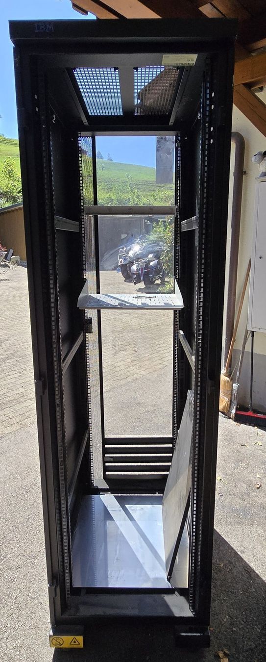 IBM Racks & Cavalletti: Professionelles Netzwerk Rack ab Fr. 5.-- – Usato da Bettwiesen venduto da Fishermann 2