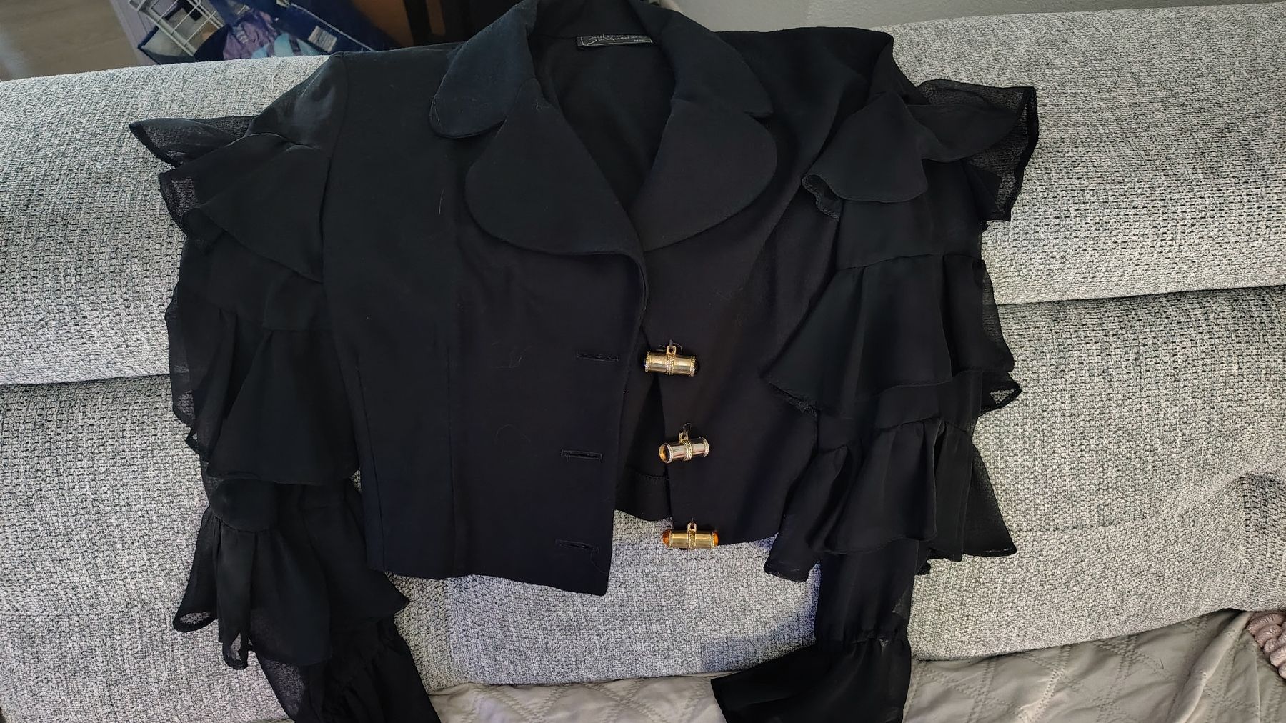 Bolero: Veste courte taille L mais pas certaine  – Usato da Puidoux venduto da Sophia70