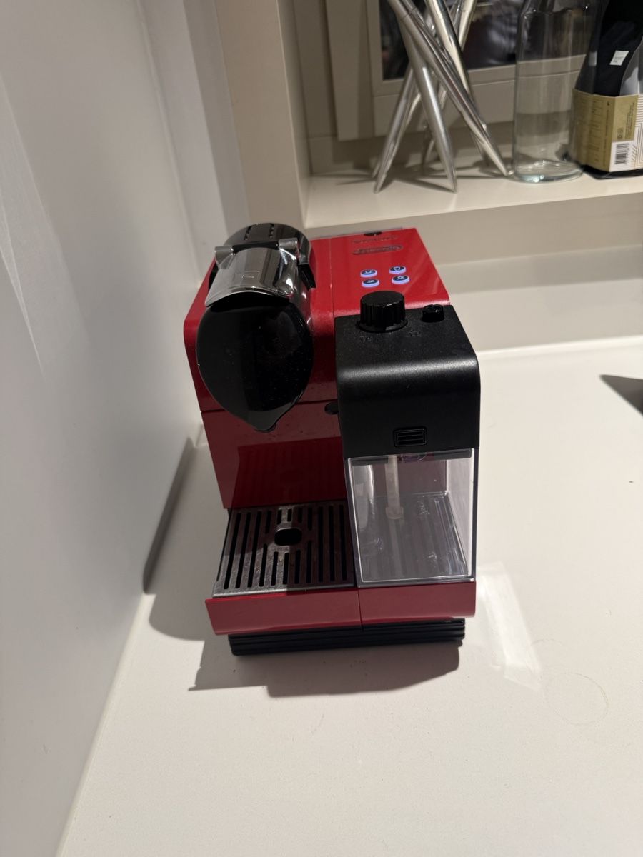Nespresso Kaffeemaschinen & Espressomaschinen: Nespresso Milk coffee machine red  – Gebraucht aus Zürich von julian.a