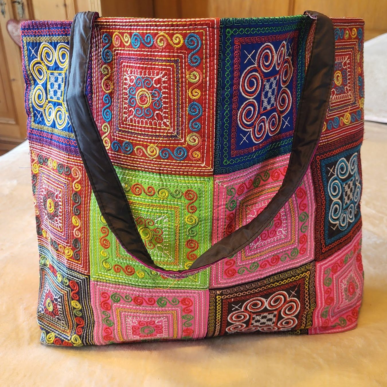 Taschen für Damen: Shopper Tasche mit bunter Strickerei – Gebraucht aus Tägertschi von TheChange 1