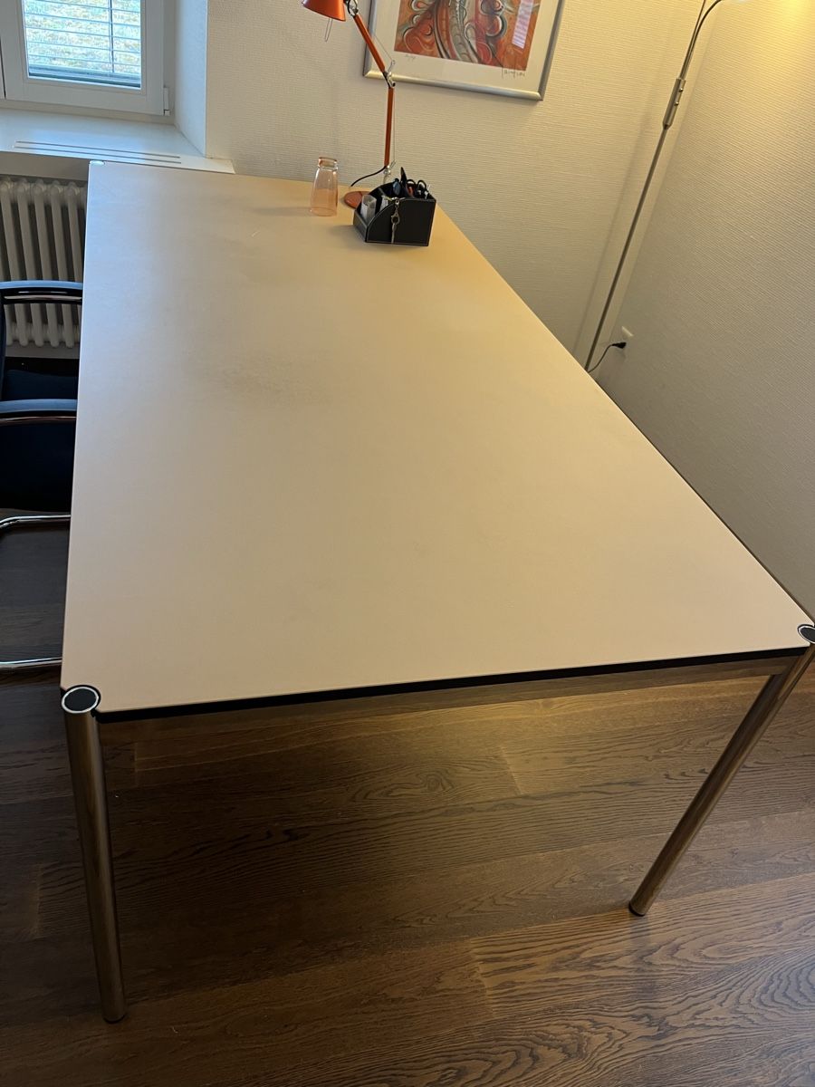 USM Scrivanie: USM Schreibtisch – Usato da Stäfa venduto da Wasinger 1
