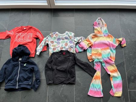 Schönes Kleiderpaket mit Pullover und Jacken für Mädchen